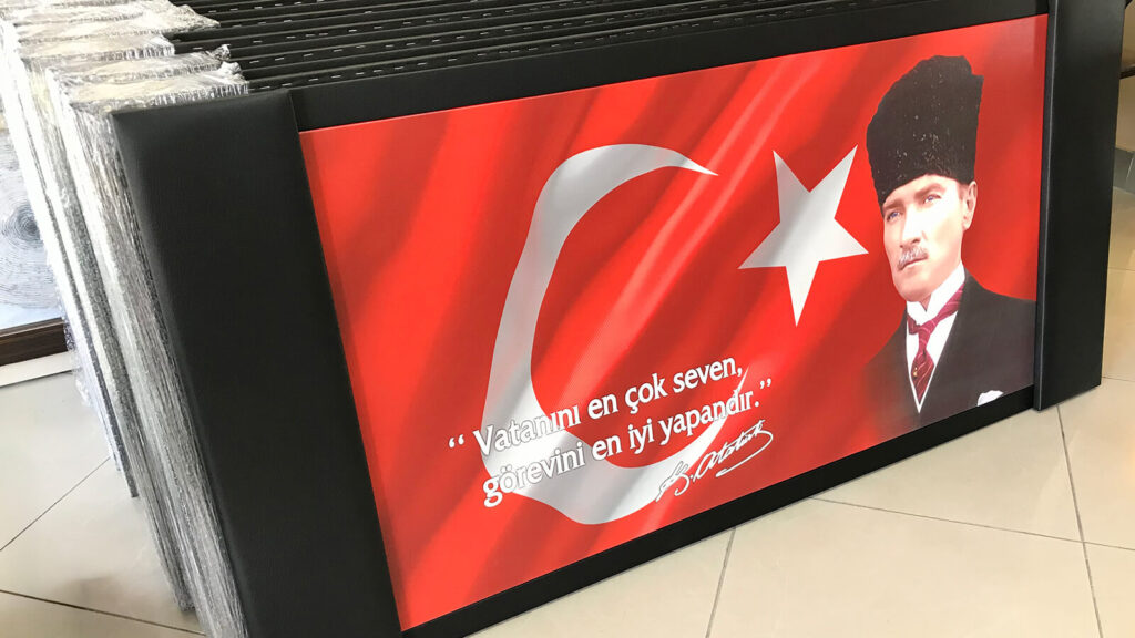 Deri çerçeveli Atatürk makam fonu ve siyah Tello suni deri pano örneği