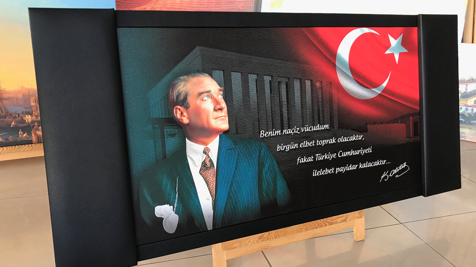 Atatürk makam panosu ve makam fonu olarak kullanılan deri çerçeveli pano örneği