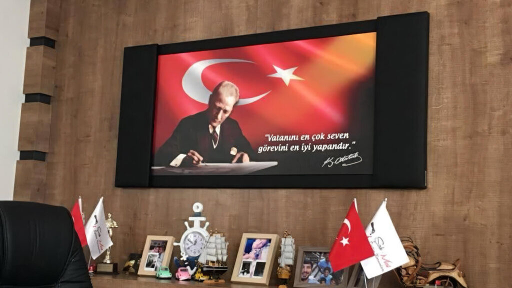 Makam odasında kullanılan siyah Tello suni deri kaplamalı Atatürk makam panosu örneği