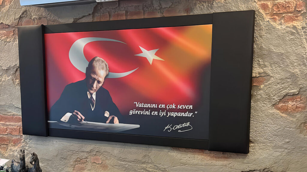 Kurumsal alanda kullanılan deri çerçeveli Atatürk makam panosu uygulaması