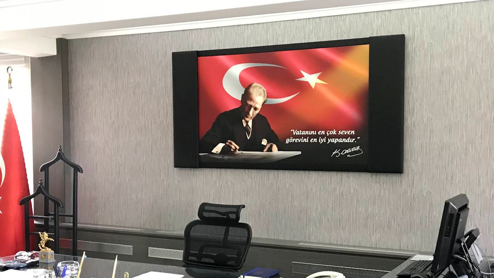 Makam odasında kullanılan deri çerçeveli Atatürk makam panosu