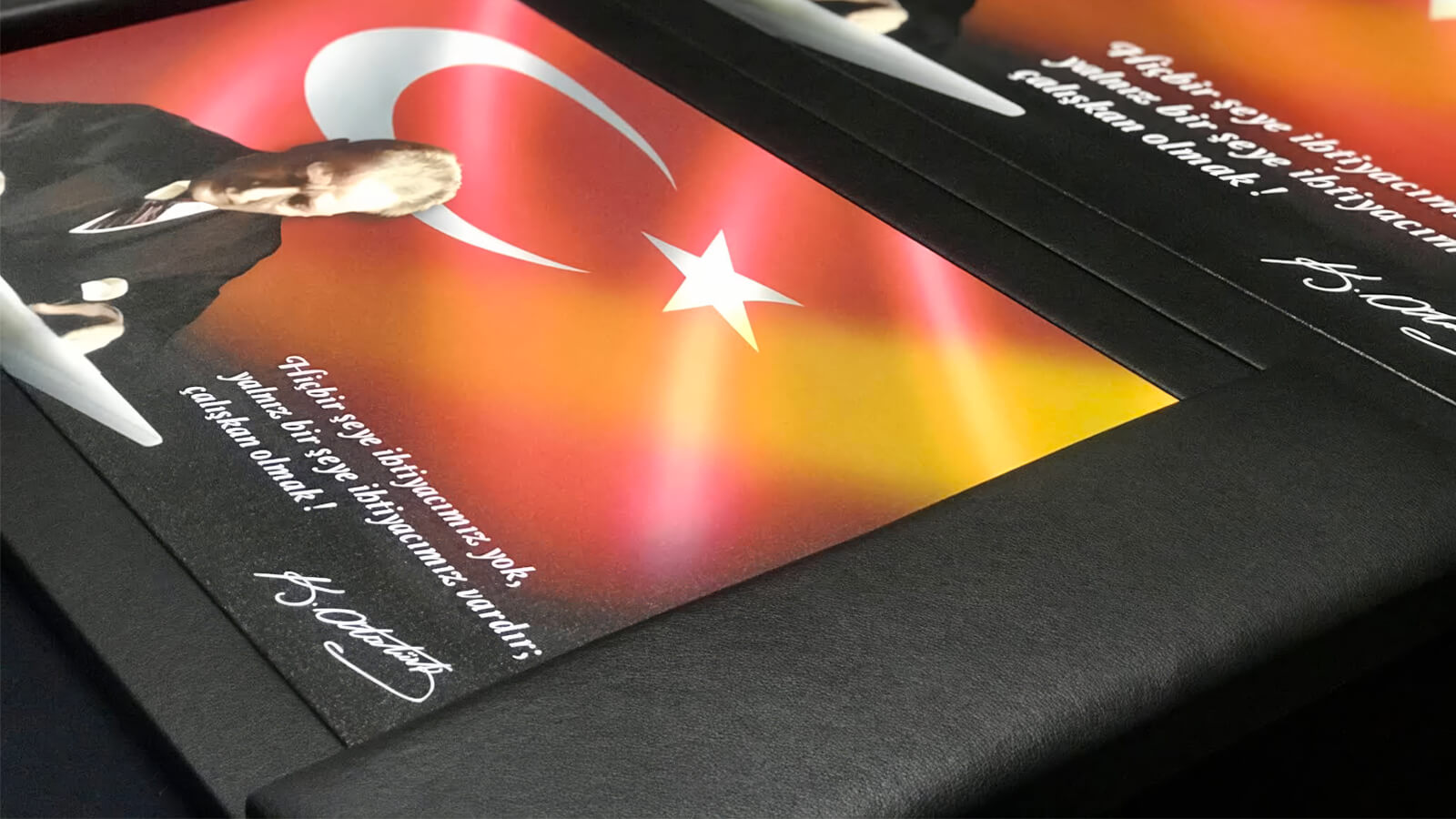 Deri çerçeveli Atatürk makam panosu baskı yüzeyi ve siyah Tello suni deri kaplama detayı