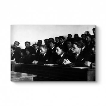 Atatürk İstanbul Üniversitesinde Ders Dinlerken