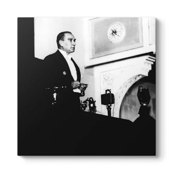 Atatürk Konuşma Yaparken Tablosu