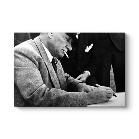 Atatürk Yazı Yazarken Kanvas Tablo