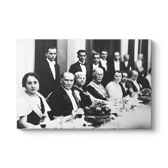 Diplomatik Yemekte Atatürk Tablosu