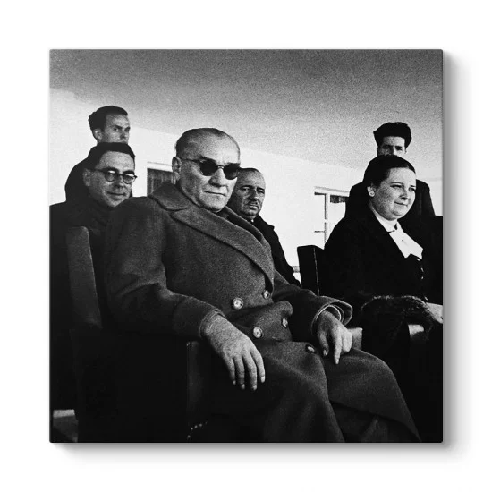 Güneş Gözlüklü Atatürk Tablosu