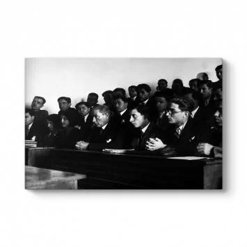 Atatürk İstanbul Üniversitesinde Ders Dinlerken