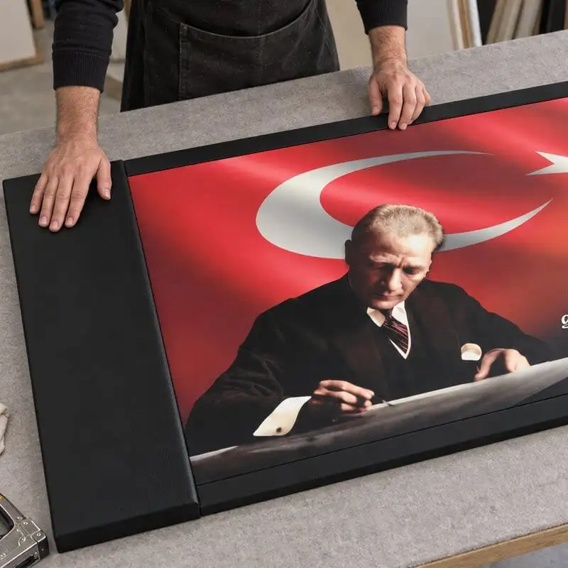 TabloShop ustasının atölyede makam panosunu son kontrolden geçirmesi