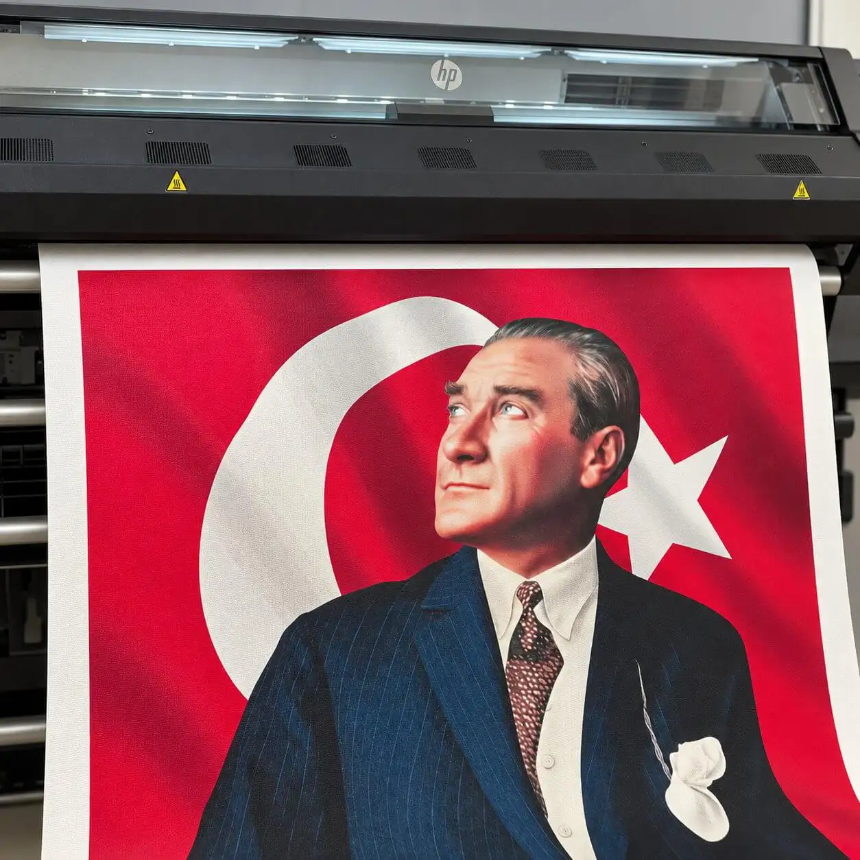Atatürk portresinin yüksek çözünürlüklü baskı makinesinde kanvasa basılması